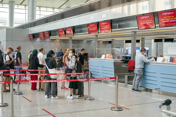 HO CHI MINH CITY, VİETNAM - CIRCA MARCH, 2023: Yolcular Tan Son Nhat Uluslararası Havaalanı 'nda kontrol kuyruğunda bekliyorlar.
