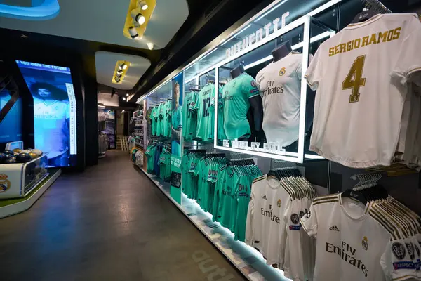 MADRID, İspanya - CIRCA HAYVANESİ, 2020: Real Madrid Resmi Mağazasının içi