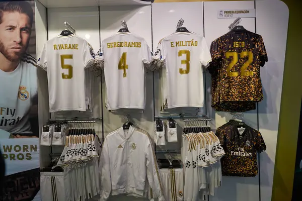 MADRID, İspanya - CIRCA HAYVANESİ, 2020: Real Madrid Resmi Mağazasının içi