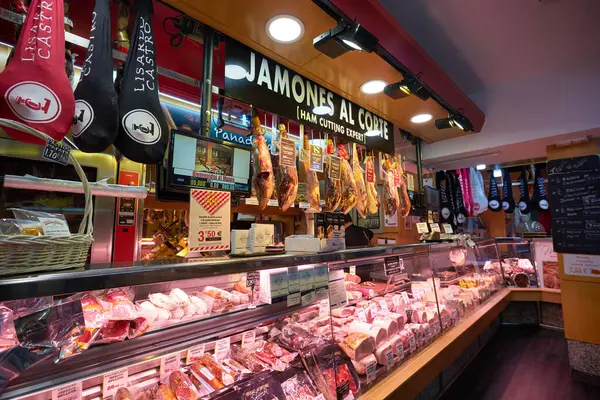 MADRID, SPAIN - CIRCA JANUARY, 2020: Madrid 'deki mağazada satılan çeşitli et ürünleri