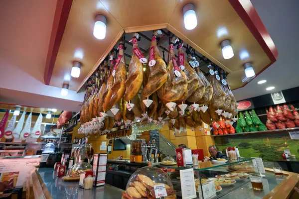 MADRID, SPAIN - CIRCA JANUARY, 2020: Madrid 'deki mağazada satılan çeşitli et ürünleri