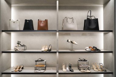 ŞARKI - NOVEMBER 05, 2023: Charles ve Keith 'in iç çekimleri Marina Körfezi Sands Dükkanında.