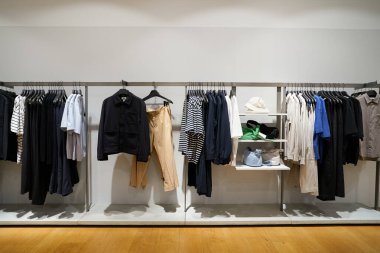 SINGAPORE - NOVEMBER 05, 2023: Marina Körfezi Sands Dükkanındaki COS mağazasının içi.