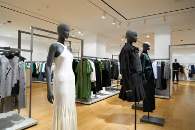 SINGAPORE - NOVEMBER 05, 2023: Marina Körfezi Sands Dükkanındaki COS mağazasının içi.