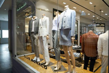 SINGAPORE - NOVEMBER 05, 2023: Marina Bay Sands 'deki Club Monaco mağazasında giysili mankenler sergileniyor.