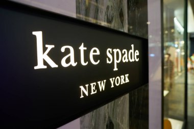 SINGAPORE - NOVEMBER 05, 2023: Marina Körfezi Sands 'deki mağazada Kate Spade tabelasının yakın çekimi.