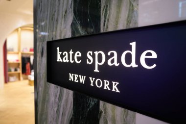 SINGAPORE - NOVEMBER 05, 2023: Marina Körfezi Sands 'deki mağazada Kate Spade tabelasının yakın çekimi.