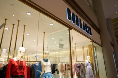 ŞARKI - NOVEMBER 05, 2023: Bora Aksu Marina Körfezi Sands 'deki mağaza girişinin üzerine imza attı.