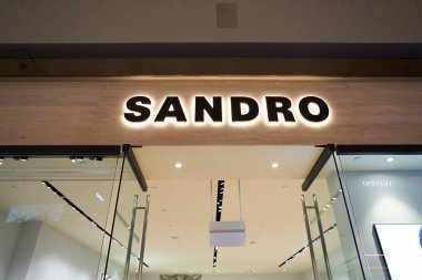 SINGAPORE - Kasım 05, 2023: Sandro, Marina Körfezi Sands 'deki mağaza girişinin üzerine imza attı.