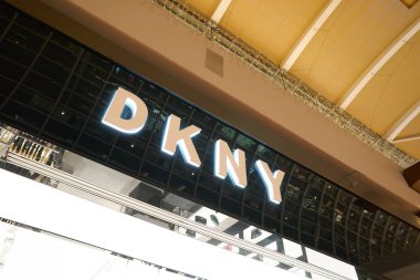 ŞARKI - Kasım 05, 2023: Marina Körfezi Sands Dükkanlarında DKNY mağazası önü.