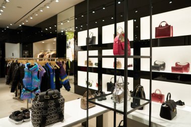 SINGAPORE - NOVEMBER 05, 2023: Marina Körfezi Sands Dükkanındaki DKNY mağazasının iç çekimi.