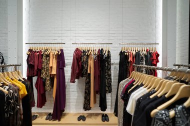 ŞARKI - NOVEMBER 05, 2023: Marina Körfezi Sands Dükkanındaki DKNY mağazasında giysiler sergileniyor.