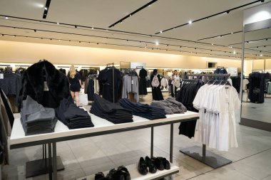 SINGAPORE - NOVEMBER 05, 2023: Marina Körfezi Sands Dükkanındaki Zara mağazasının içi.