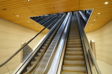 ŞARKI - NOVEMBER 05, 2023: Apple Marina Bay Sands 'de yürüyen merdiven.