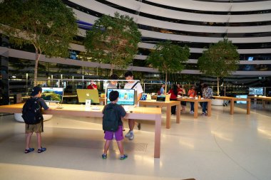 SINGAPORE - NOVEMBER 05, 2023: Apple Marina Körfezi Sands 'in iç çekimi.