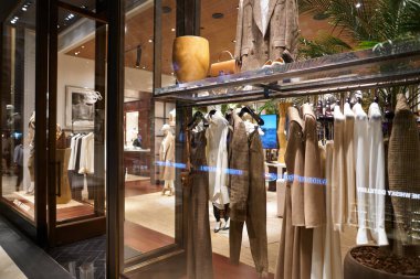 ŞARKI - NOVEMBER 05, 2023: Marina Bay Sands 'deki Ralph Lauren mağazasında giysiler sergileniyor.