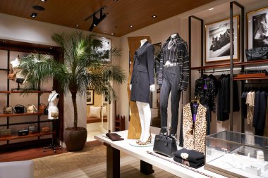 ŞARKI - NOVEMBER 05, 2023: Marina Bay Sands 'deki dükkanda Ralph Lauren' in iç çekimleri.