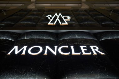 SINGAPORE - Kasım 05, 2023: Moncler işareti Marina Körfezi Sands 'deki dükkanda görüldüğü gibi.