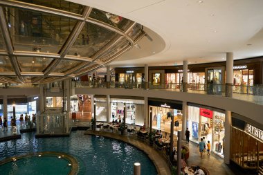 SINGAPORE - NOVEMBER 05, 2023: Alışveriş merkezinin yukarısındaki Yağmur Oculus Marina Körfezi Kumları 'ndaki Shoppes' in içinde.