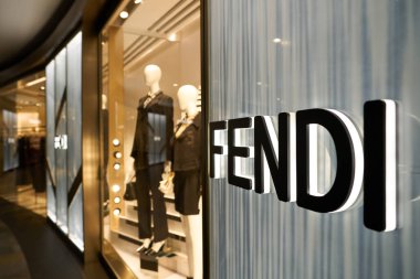 SINGAPORE - NOVEMBER 05, 2023: Marina Körfezi Sands Dükkanları 'ndaki Fendi mağazasının yakın çekim görüntüsü.