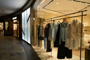 ŞARKI - 05, 2023: Marina Körfezi Sands Dükkanlarında Fendi mağazası önü.