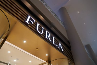 ŞARKI - Kasım 05, 2023: Marina Körfezi Sands Dükkanındaki Furla Mağazası.