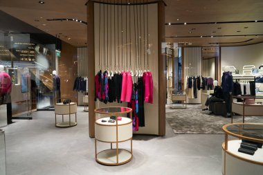SINGAPORE - NOVEMBER 05, 2023: Marina Körfezi Sands Dükkanındaki Emporio Armani mağazasının iç çekimleri.