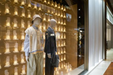 SINGAPORE - NOVEMBER 05, 2023: Dior 's Marina Bay Sands butiğinde giysili mankenler sergileniyor.