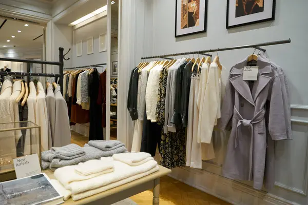 SINGAPORE - NOVEMBER 05, 2023: Marina Bay Sands 'deki Club Monaco mağazasının iç çekimleri.