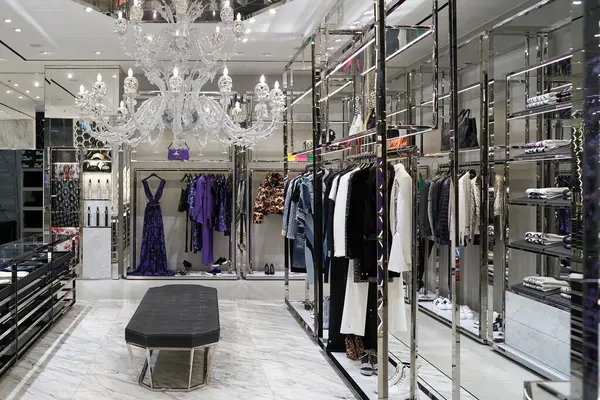 SINGAPORE - NOVEMBER 05, 2023: Marina Körfezi Sands Dükkanındaki Philipp Plein mağazasında sergilenen mallar.