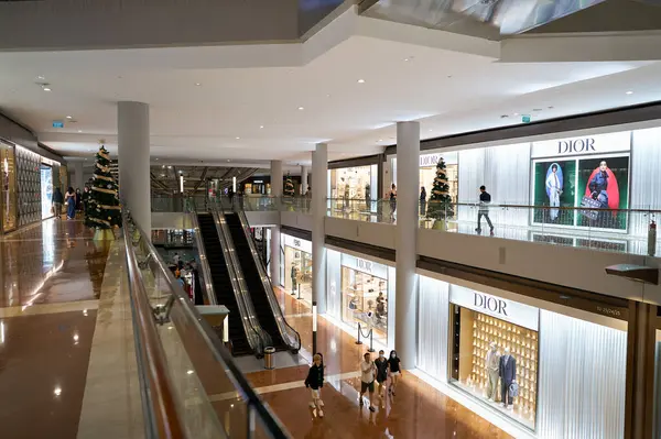 Stock image SINGAPORE - NOVEMBER 05, 2023: interior shot of the Shoppes at Marina Bay Sands.