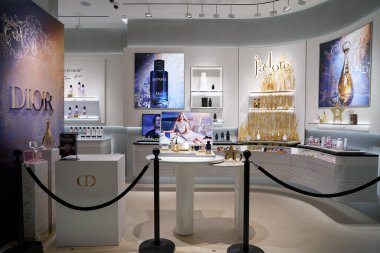ŞARKI - NOVEMBER 05, 2023: Marina Körfezi Kumları 'ndaki Dükkanların içindeki Dior mağazasında pefrumes sergilendi.