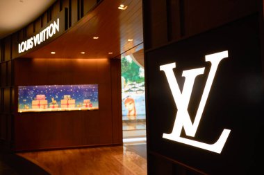 SINGAPORE - NOVEMBER 05, 2023: Marina Körfezi Sands Dükkanları 'nda Louis Vuitton' un tabelasının yakın çekimi