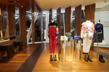 SINGAPORE - NOVEMBER 05, 2023: Louis Vuitton 'un Marina Bay Sands' deki mağazasında giydirilmiş mankenler