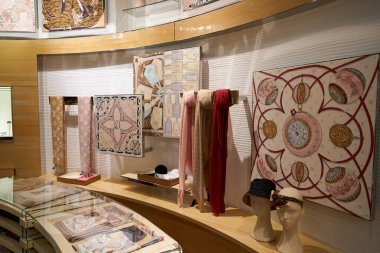 ŞARKI - NOVEMBER 05, 2023: Mallar Louis Vuitton 'un Marina Bay Sands' deki mağazasında sergileniyor