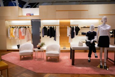 ŞARKI - NOVEMBER 05, 2023: Giysiler Louis Vuitton 'un Marina Bay Sands' deki mağazasında sergileniyor