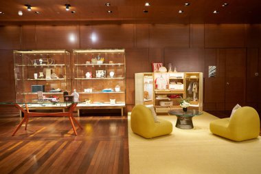 ŞARKI - NOVEMBER 05, 2023: Mallar Louis Vuitton 'un Marina Bay Sands' deki mağazasında sergileniyor