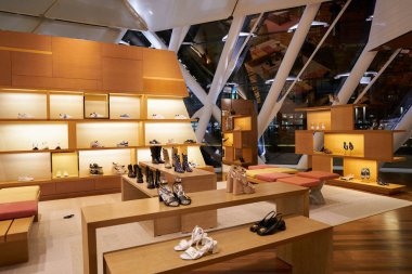 ŞARKI - NOVEMBER 05, 2023: ayakkabılar Louis Vuitton 'un Marina Bay Sands' deki mağazasında sergileniyor