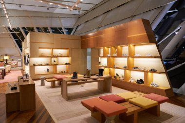 ŞARKI - NOVEMBER 05, 2023: ayakkabılar Louis Vuitton 'un Marina Bay Sands' deki mağazasında sergileniyor