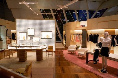 SINGAPORE - NOVEMBER 05, 2023: Marina Bay Sands 'deki Louis Vuitton mağazasının iç çekimleri