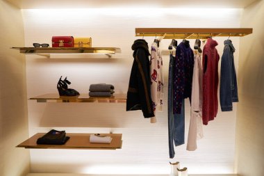 ŞARKI - NOVEMBER 05, 2023: Giysiler Louis Vuitton 'un Marina Bay Sands' deki mağazasında sergileniyor