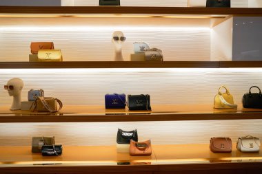 ŞARKI - NOVEMBER 05, 2023: Mallar Louis Vuitton 'un Marina Bay Sands' deki mağazasında sergileniyor