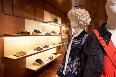 SINGAPORE - NOVEMBER 05, 2023: Louis Vuitton 'un Marina Bay Sands' deki mağazasında giydirilmiş mankenler