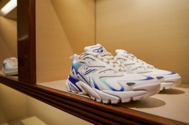 ŞARKI - NOVEMBER 05, 2023: ayakkabılar Louis Vuitton 'un Marina Bay Sands' deki mağazasında sergileniyor