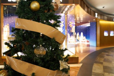 ŞARKI - NOVEMBER 05, 2023: Marina Körfezi Sands 'deki Shoppes' in içindeki Noel ağacının yakın çekimi.