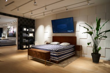 SINGAPORE - NOVEMBER 05, 2023: Marina Bay Sands 'deki dükkanda Hastens' in iç çekimleri. Hastens, yatak, çarşaf, yastık ve yaşam tarzı aksesuarları üreten ve ticaretini yapan İsveçli bir üretici..