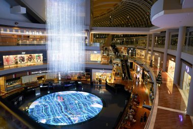 ŞARKI - NOVEMBER 05, 2023: Marina Körfezi Sands Dükkanındaki Dijital Işık Tablosu.