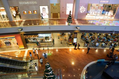 SINGAPORE - Kasım 05, 2023: Marina Körfezi Sands 'deki Dükkanların iç çekimleri.