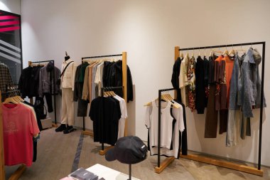 SINGAPORE - NOVEMBER 05, 2023: Marina Bay Sands 'deki Shoppes' deki Club 21 mağazasının içi.