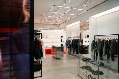 ŞARKI - NOVEMBER 05, 2023: Marina Körfezi Sands Dükkanındaki Kenzo mağazasında giysiler sergilendi.